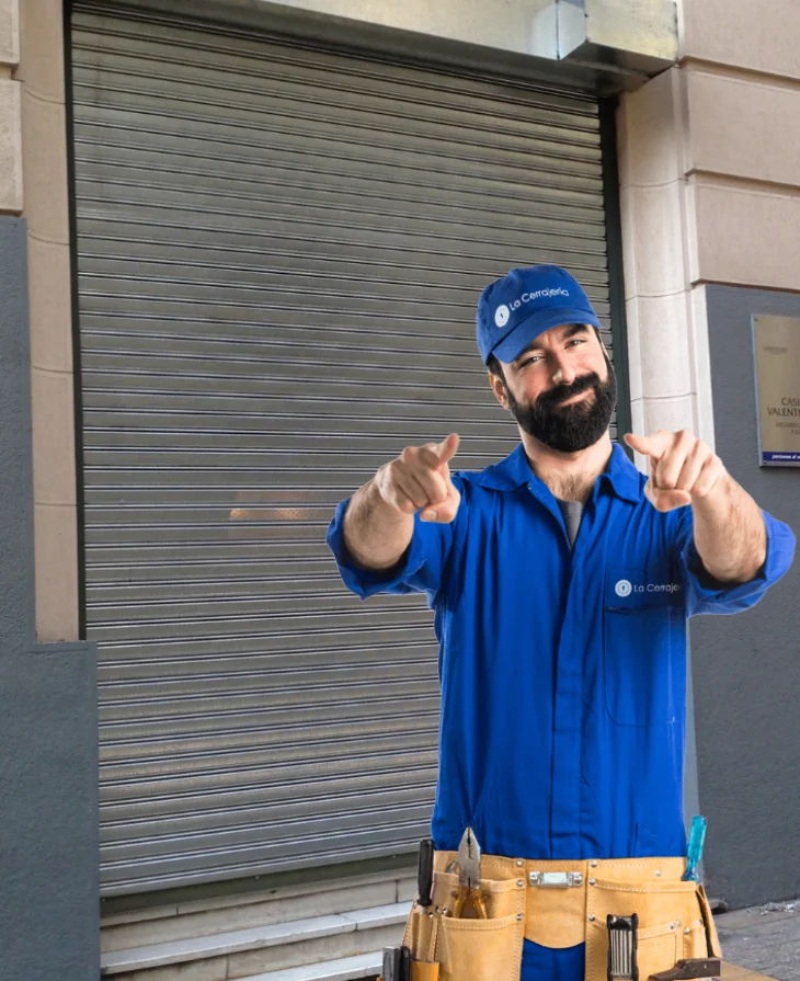 cerrajero ofreciendo reparacion de cierres metalicos en parla