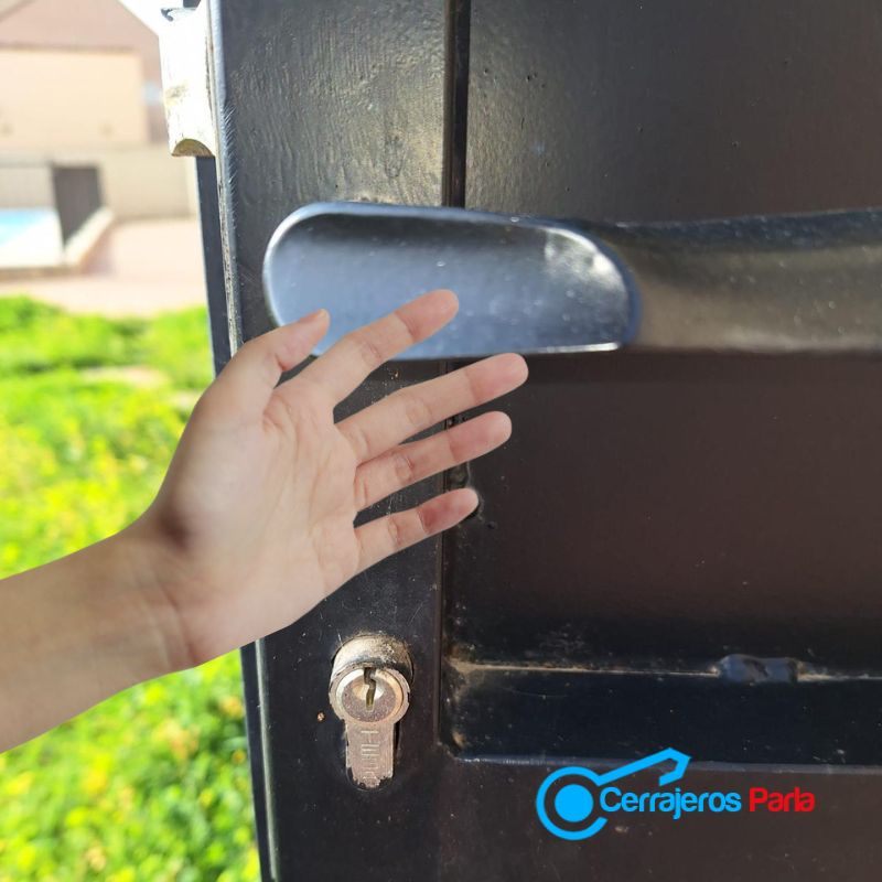 Cerrajero ofreciendo servicio urgente en Arroyomolinos con atención disponible las 24 horas del día