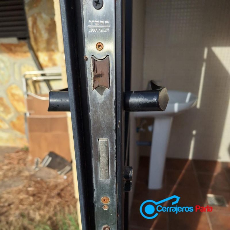 Cerrajero ofreciendo soluciones reales en Villaverde, realizando cambio de cerradura o apertura de puerta