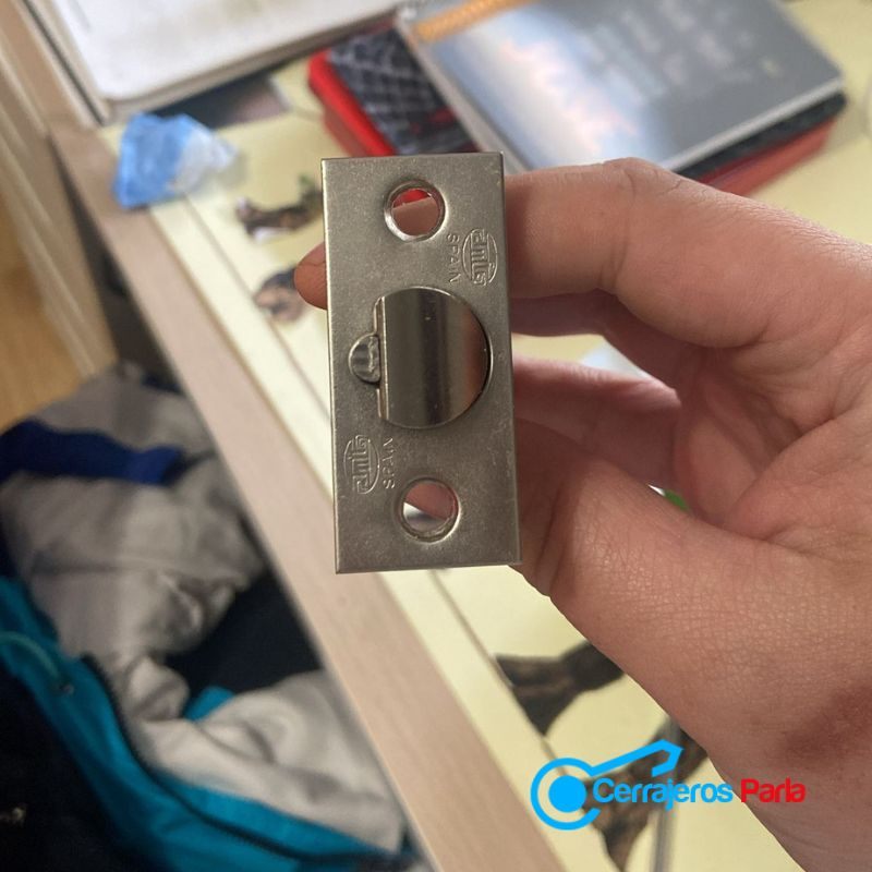 Cerrajero realizando el cambio de una cerradura de seguridad en una puerta en Arroyomolinos